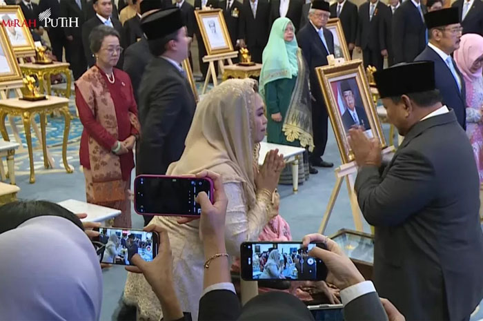 Presiden Prabowo Subianto secara resmi memberikan gelar pahlawan kepada 10 tokoh di Istana Negara, Jakarta Pusat, Senin (10/11).