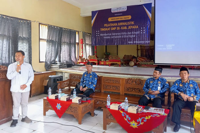 General Manager Jawa Pos Radar Kudus, Zainal Abidin, jadi pemateri dalam "Pelatihan Jurnalistik Tingkat SMP Se-Kabupaten Jepara&rdquo; di SMP Negeri 6 Jepara.