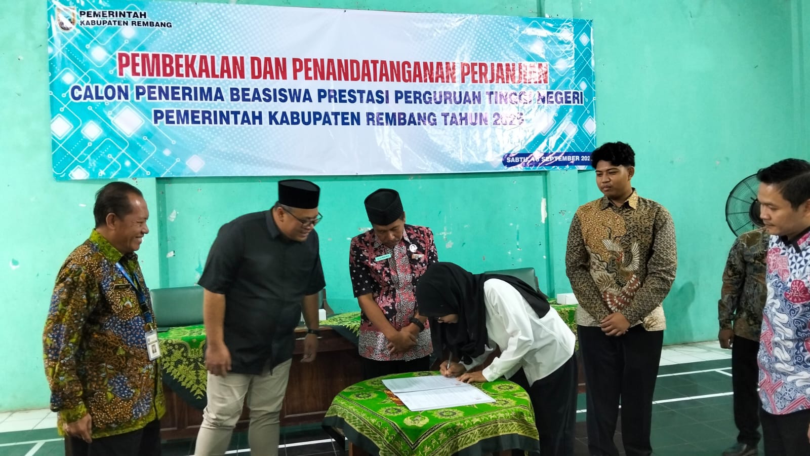 PEMBEKALAN: Wakil Bupati, Mochamad Hanies Cholil Barro&rsquo; (kiri) didampingi Kepala Dindikpora, Sutrisno (tengah) dan Sekdin Khoironi (kanan) dalam acara pembekalan calon penerima beasiswa S1.