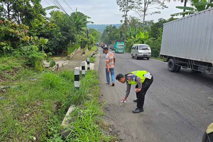 Petugas Satlantas Polres Temanggung saat olah TKP lokasi laka lantas di Bejen, Temanggung, Senin (10/11/2025).