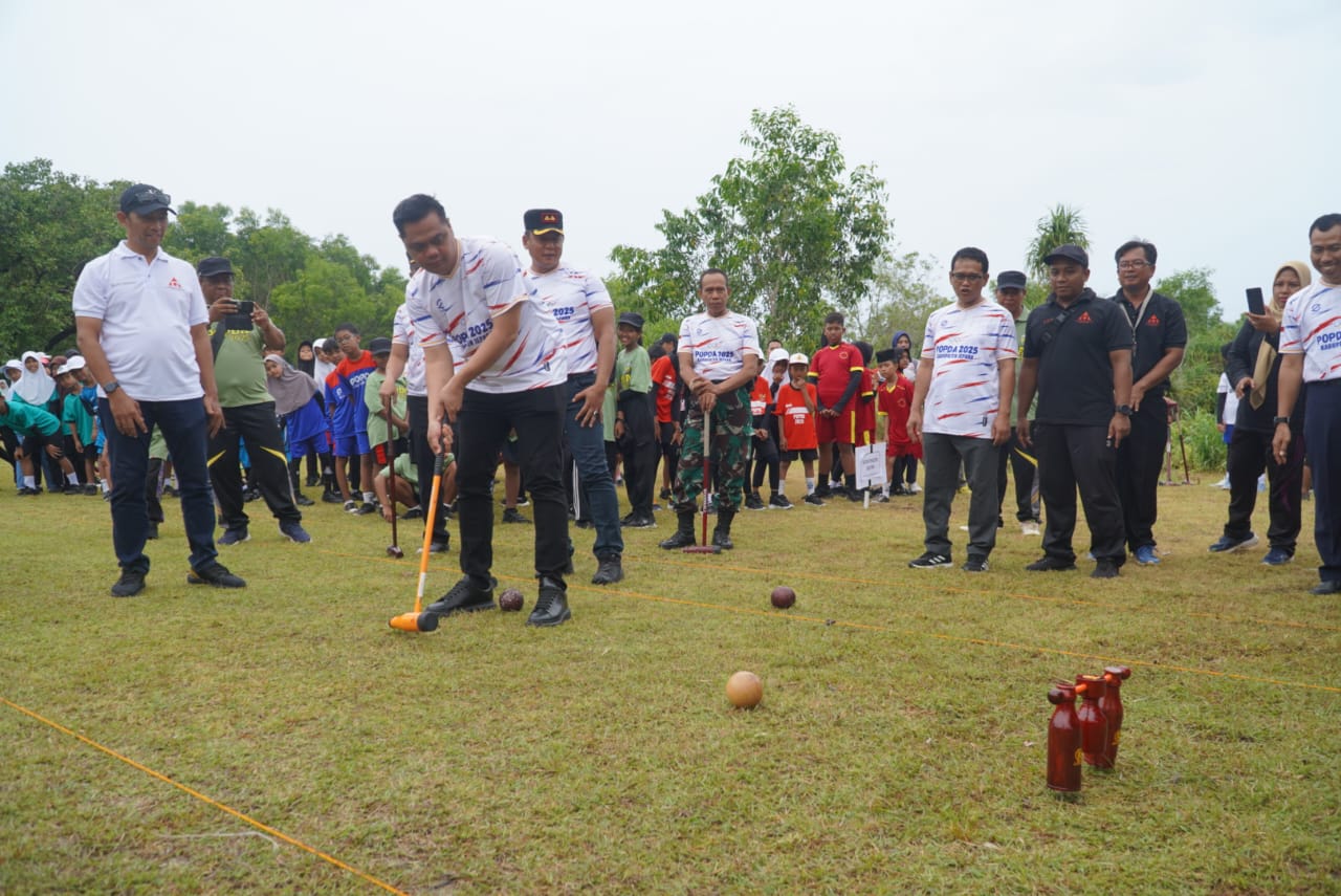 PRESISI: Bupati Jepara Witiarso Utomo membuka POPDA dengan memasukkan bola ke gate woodball.
