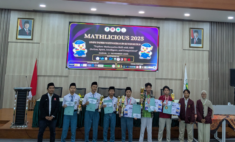 HEBAT: Para juara Olimpiade Mathlicious menerima piala dan dan medali, serta berfoto bersama, Selasa (11/11). (HMPS TADRIS MATEMATIKA UIN SUNAN KUDUS UNTUK RADAR KUDUS)
