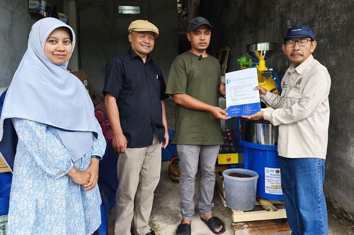Tim dosen UMK melaksanakan pendampingan dan berikan bantuan mesin roasting kepada&nbsp;UMKM Kopi&nbsp;di kawasan lereng Muria.