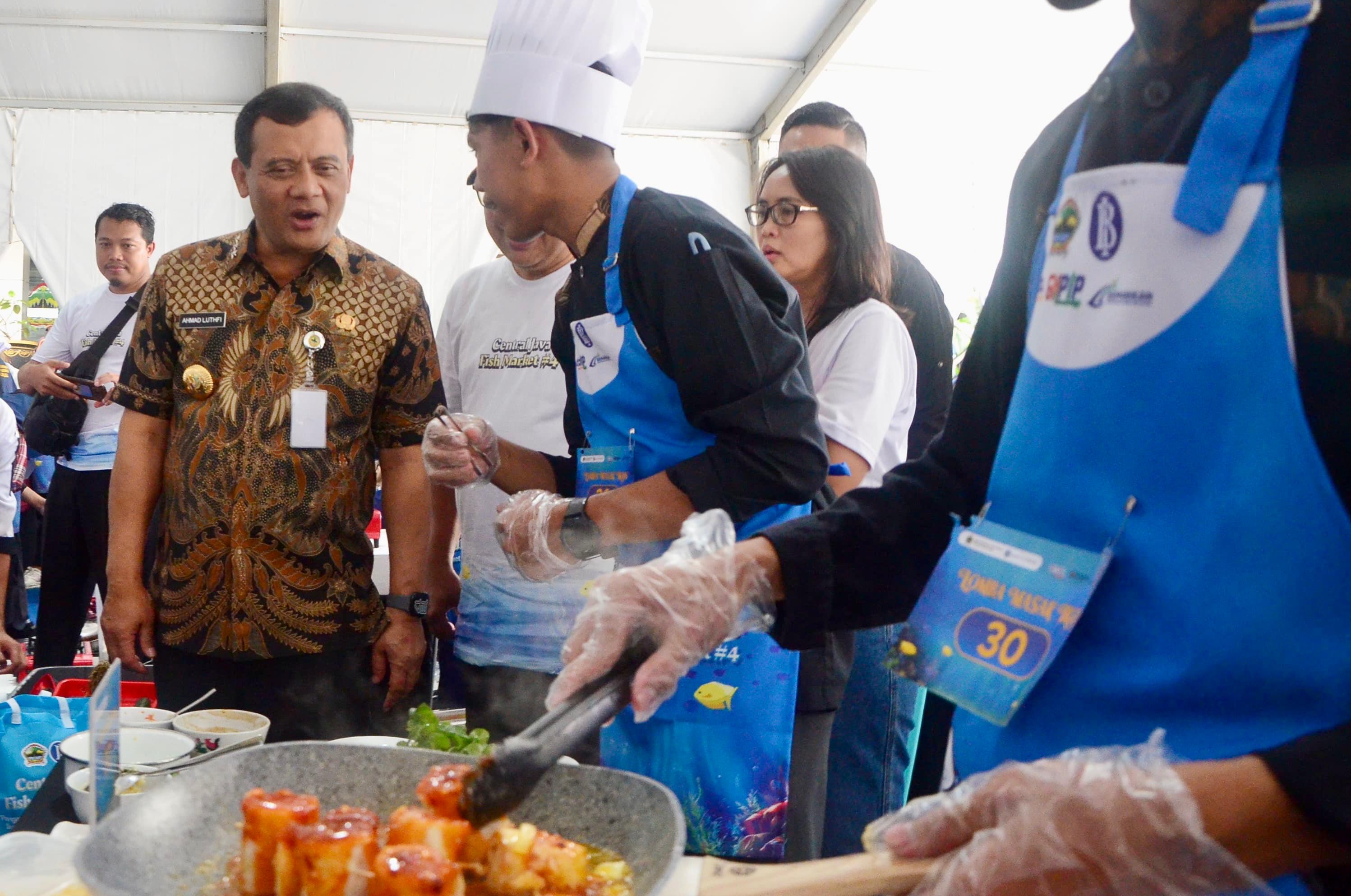 Gubernur Jateng Ahmad Luthfi meninjau kegiatan Central Java Fish Market #4