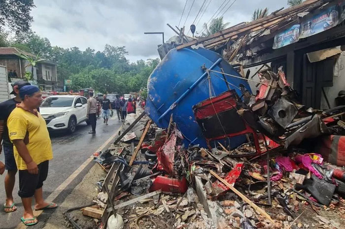 PEMBERSIHAN: Petugas gabungan berupaya mensterilkan badan jalan dan puing-puing kendaraan di depan Pasar Kalijambe, Selasa (11/11/2025).
