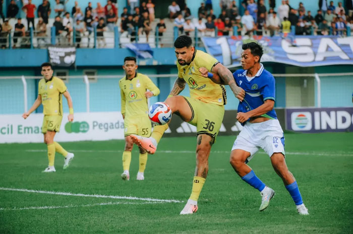 Pemain Persiku Lerby (kanan) saat berhadapan dengan Barito Putera