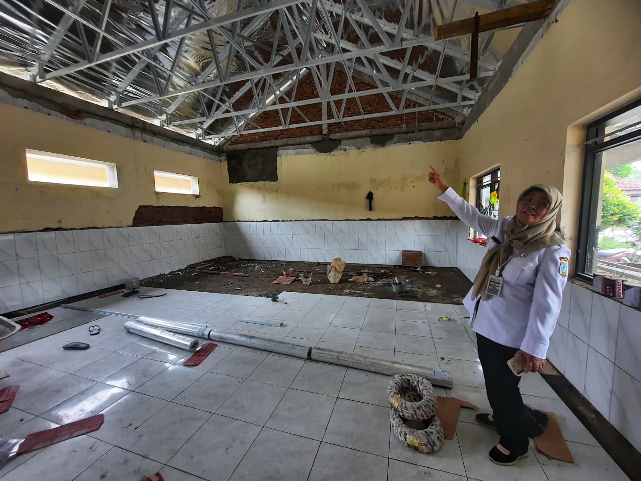 TUNJUKKAN REHAB: Plt Kepala SD 1 Kesambi Kudus Fatimah menunjukkan ruang kelas yang di rehab.