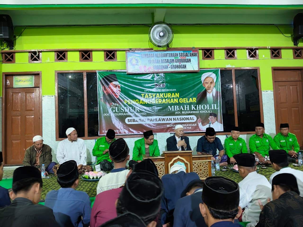 DOA BERSAMA &ndash; DPC PKB Grobogan menggelar tasyakuran anugrah Pahlawan Nasional untuk Gus Dur dan Mbah Kholil di Ponpes Assalam Kradenan.