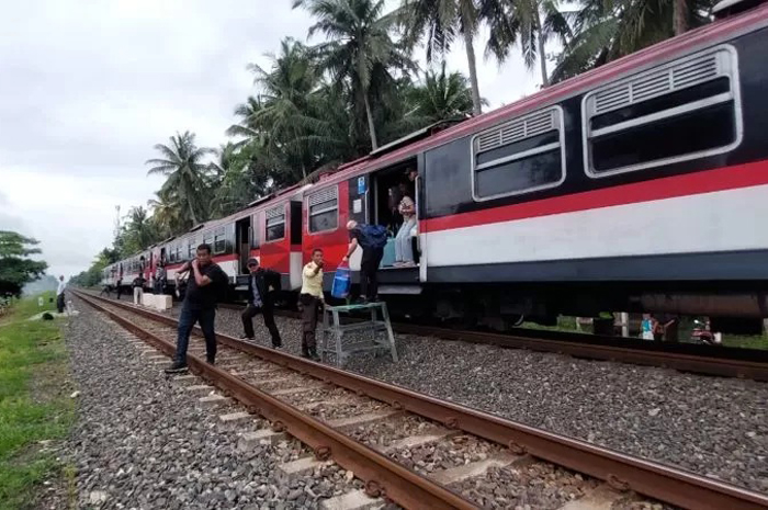 BERHENTI: KA Bandara berhenti tepat di timur Pasar Cikli.