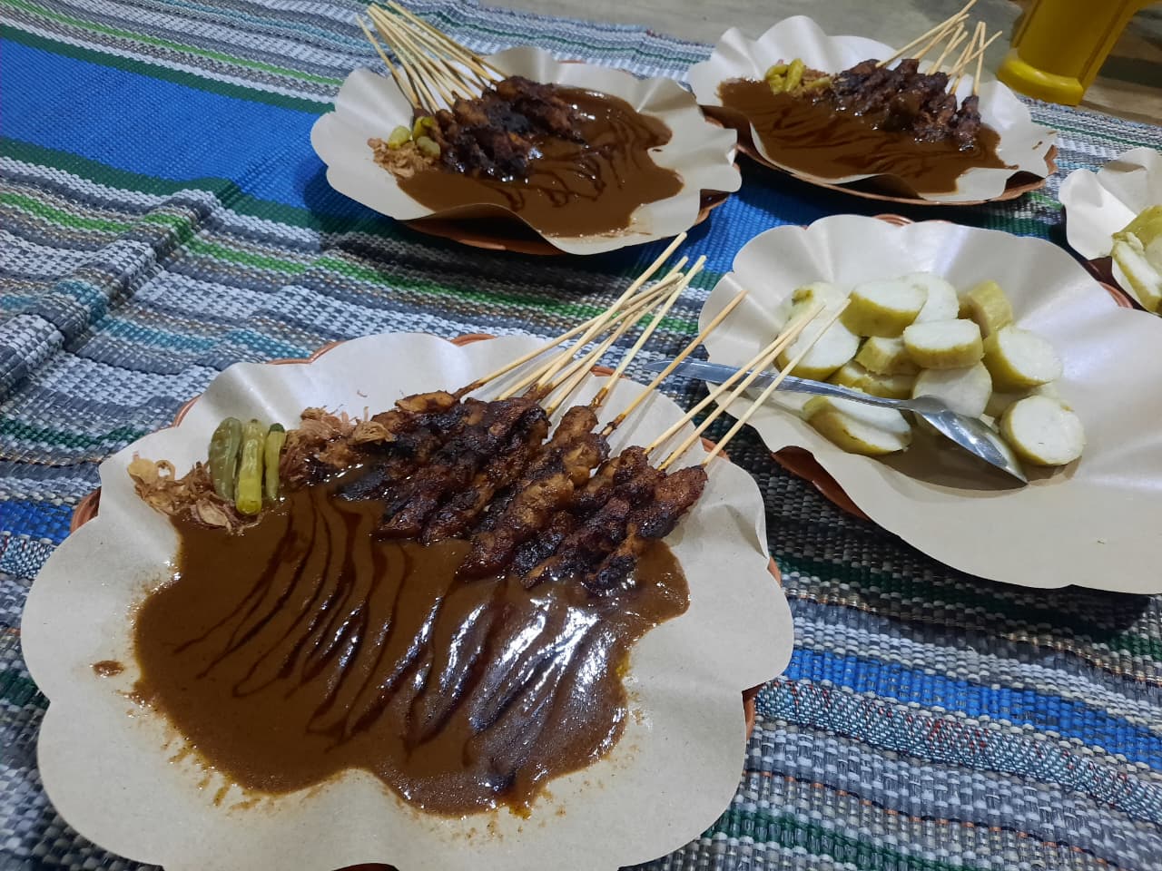 KHAS KUDUS: Sate ayam bumbu serundeng khas Kudus sama persis dengan sate kebo bisa disantap dengan lontong atau nasi.
