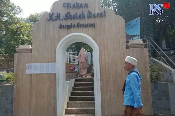 Pintu masuk ke Makam KH Sholeh Darat di TPU Bergota Semarang Jumat (15/7).