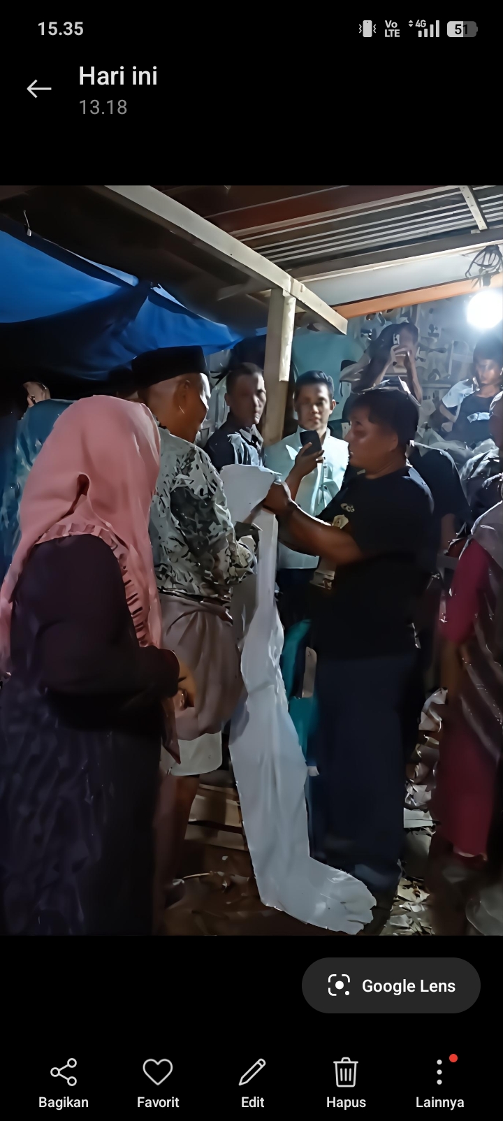 DITANGKAP: Ibu-ibu warga Cluwak memegang kain putih di salah satu rumah warga setempat.&nbsp;