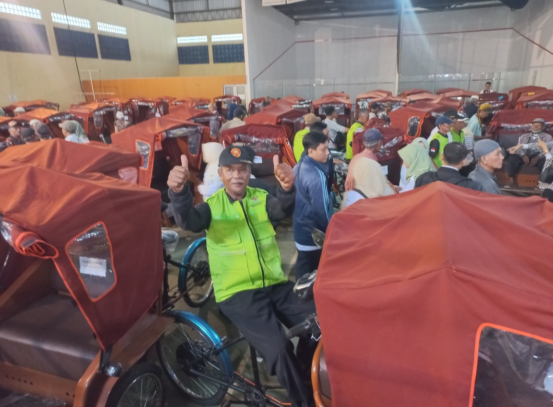 ANTUSIAS: Para penerima bantuan becak listrik tengah mencoba memahami fitur-fitur becak usai penyerahan di GOR GBK Jepara Rabu (12/11).