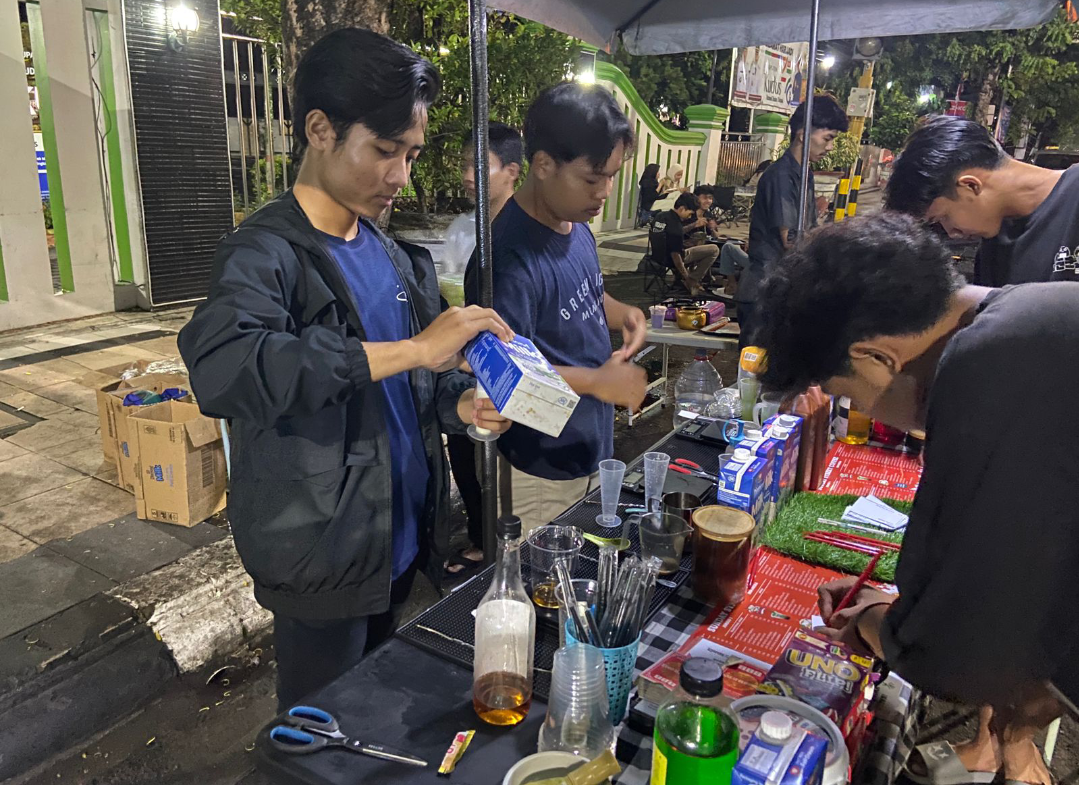 SAJIKAN: Barista street coffee di Jalan Jenderal Sudirman membuat kopi untuk pembeli, belum lama ini. (ANDIKA TRISNA SAPUTRA/RADAR KUDUS)