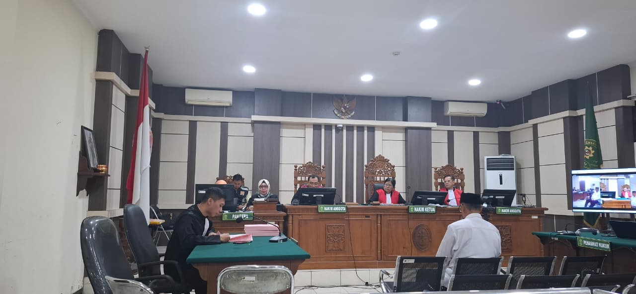 BACAKAN TUNTUTAN &ndash; Terdakwa Kades Cangkring M mendengarkan tuntutan yang dibacakan jaksa dalam perkara dugaan korupsi APBDes Cangkring