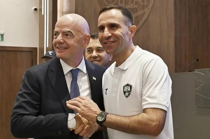 Timur Kapadze bersama presiden FIFA.