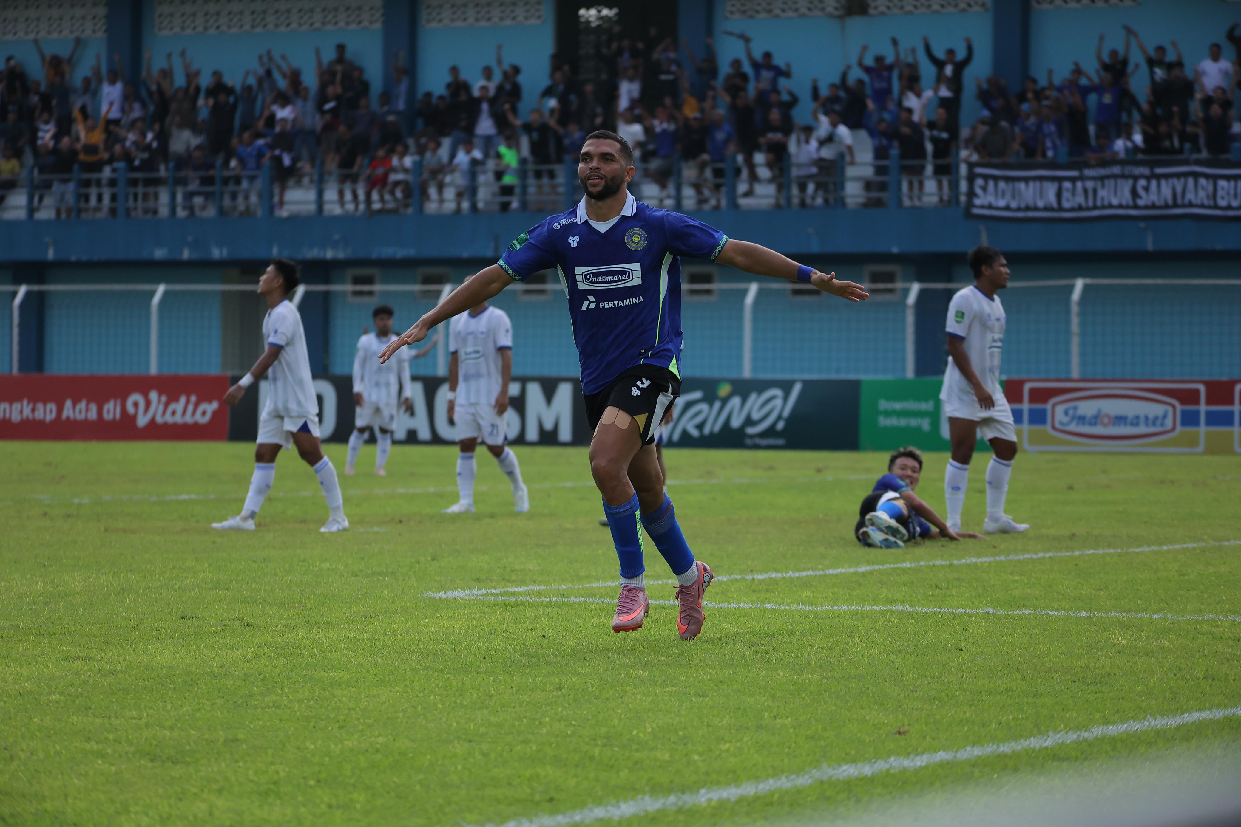PRODUKTIF: Striker Persiku Igor Costa berselebrasi setelah mencetak gol ke gawang Persiku