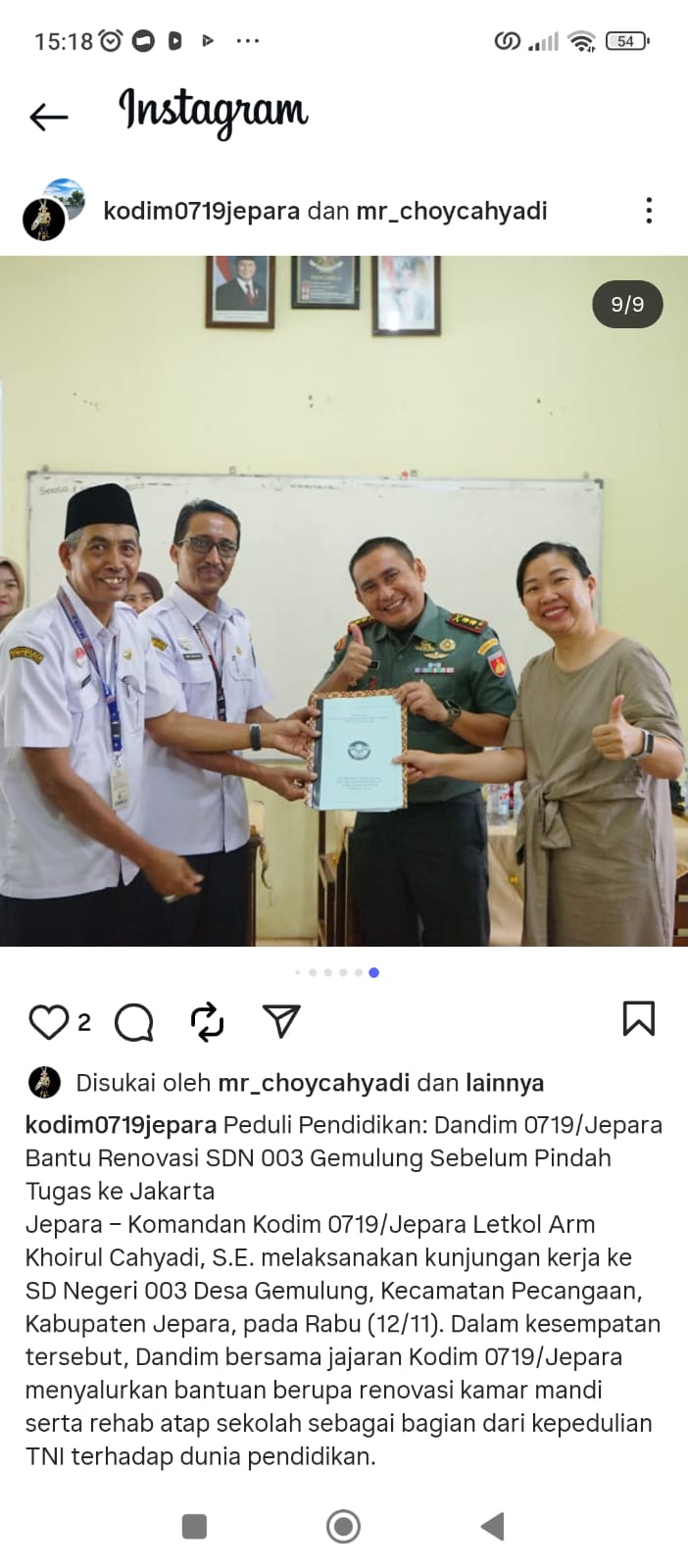 TURUN LANGSUNG: Komandan Kodim 0719/Jepara Letkol Arm Khoirul Cahyadi bongkar genteng SDN 3 Gemulung untuk diperbaiki kerja sama dengan PT Jiale.
