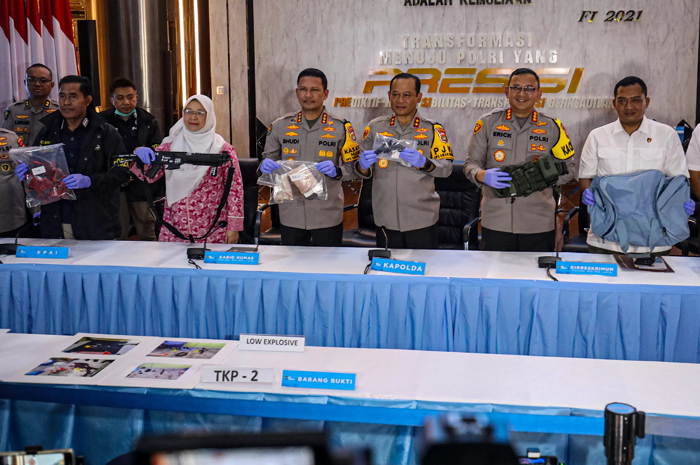 Kapolda Metro Jaya Irjen Pol. Asep Edi Suheri menyampaikan keterangan terkait ledakan bom di SMAN 72 Jakarta di gedung Polda Metro Jaya, Jakarta, Selasa (11/11/2025).