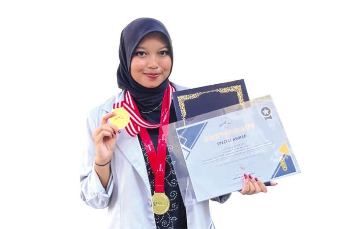 KEREN: Nayla Hasna Nafisah menunjukkan medali dan sertifikat spesial awardnya.