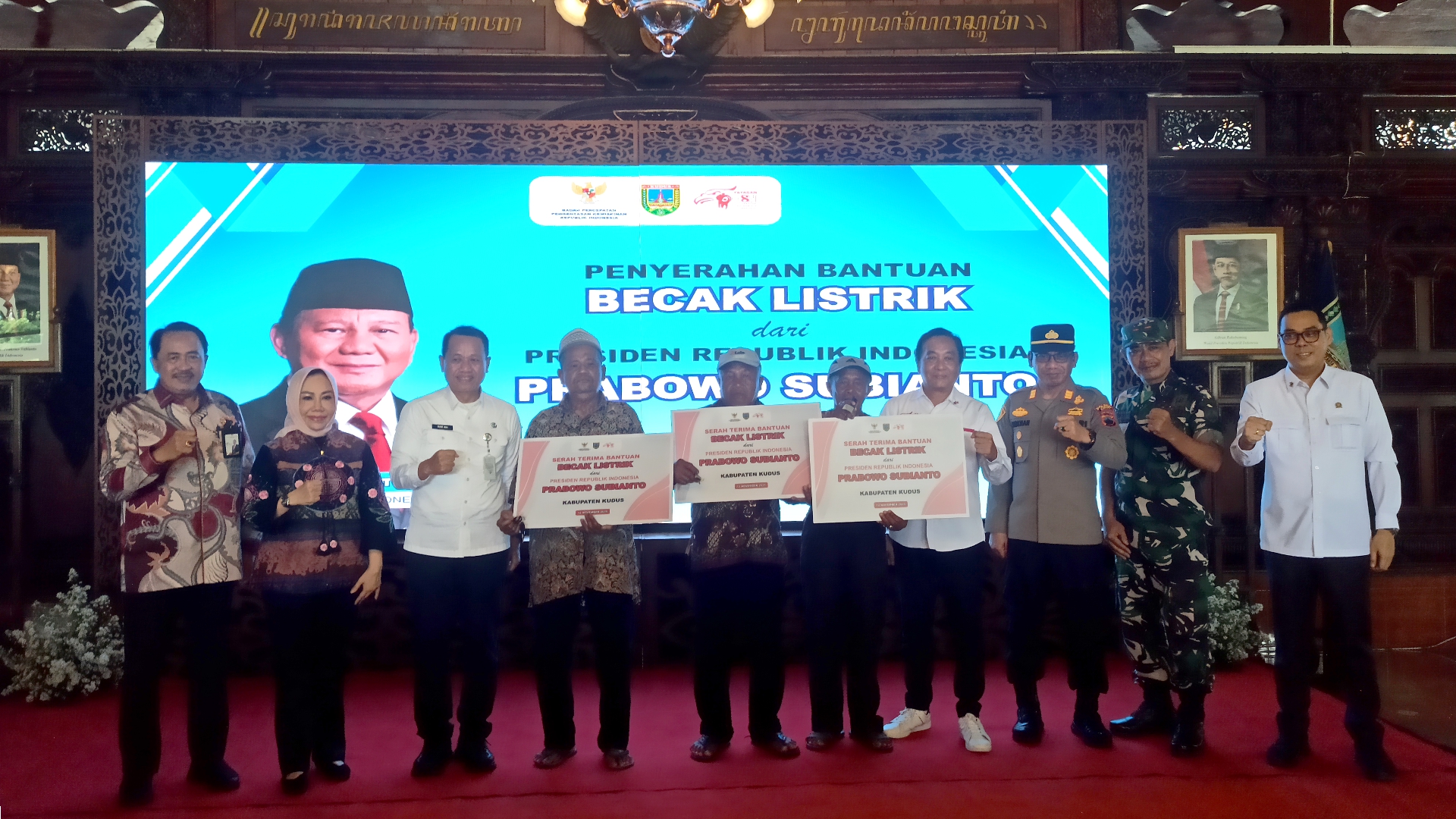 Bupati Kudus foto bersama penyerahan simbolis