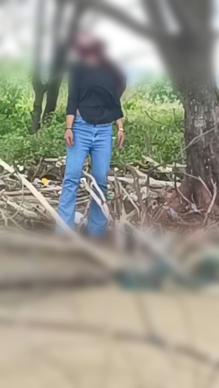 BIKIN GEGER: Seorang perempuan muda di temukan warga tewas gantung diri di Pantai Dasun, Lasem, kemarin siang (13/11).