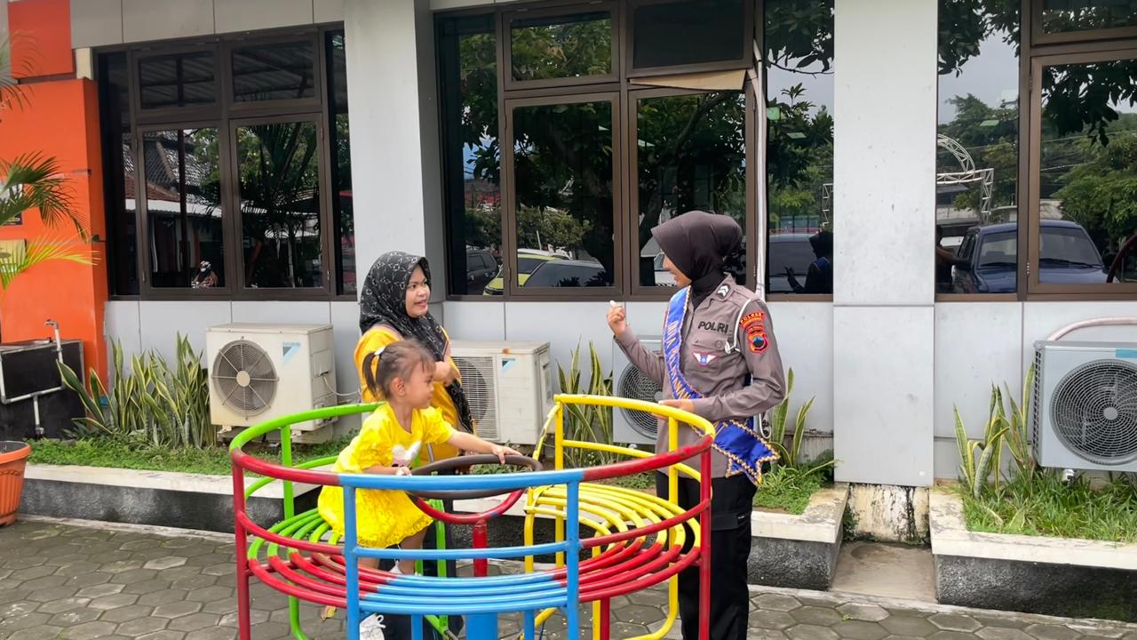 RAMAH ANAK: Polantas Menyapa Polres Grobogan saat memberikan layanan di Samsat Grobogan.
