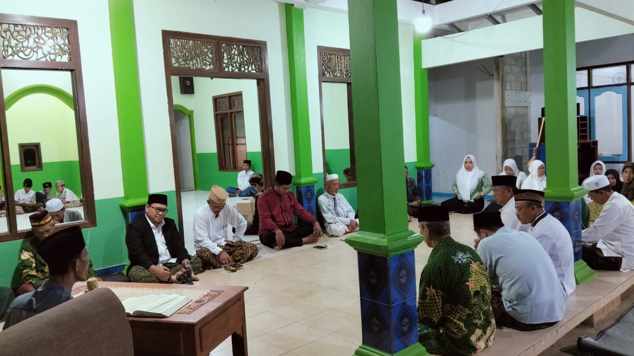 NILAI MANFAAT: Penyampaian materi pemberdayaan ekonomi diikuti ibu-ibu Fatayat NU Karimunjawa dan warga setempat.