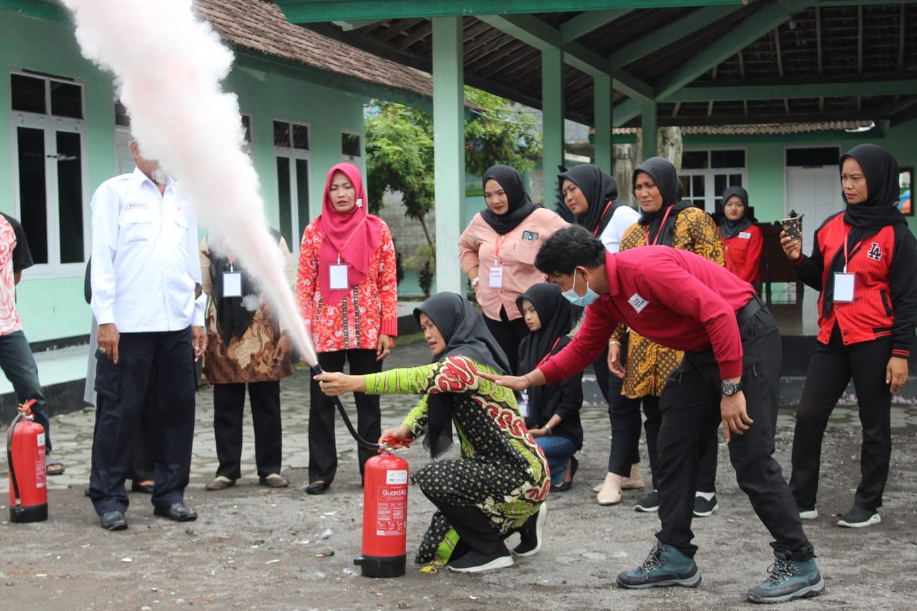 DILATIH: PMI Grobogan saat melakukan pelatihan Sibat di Desa Sindurejo Kecamatan Toroh.