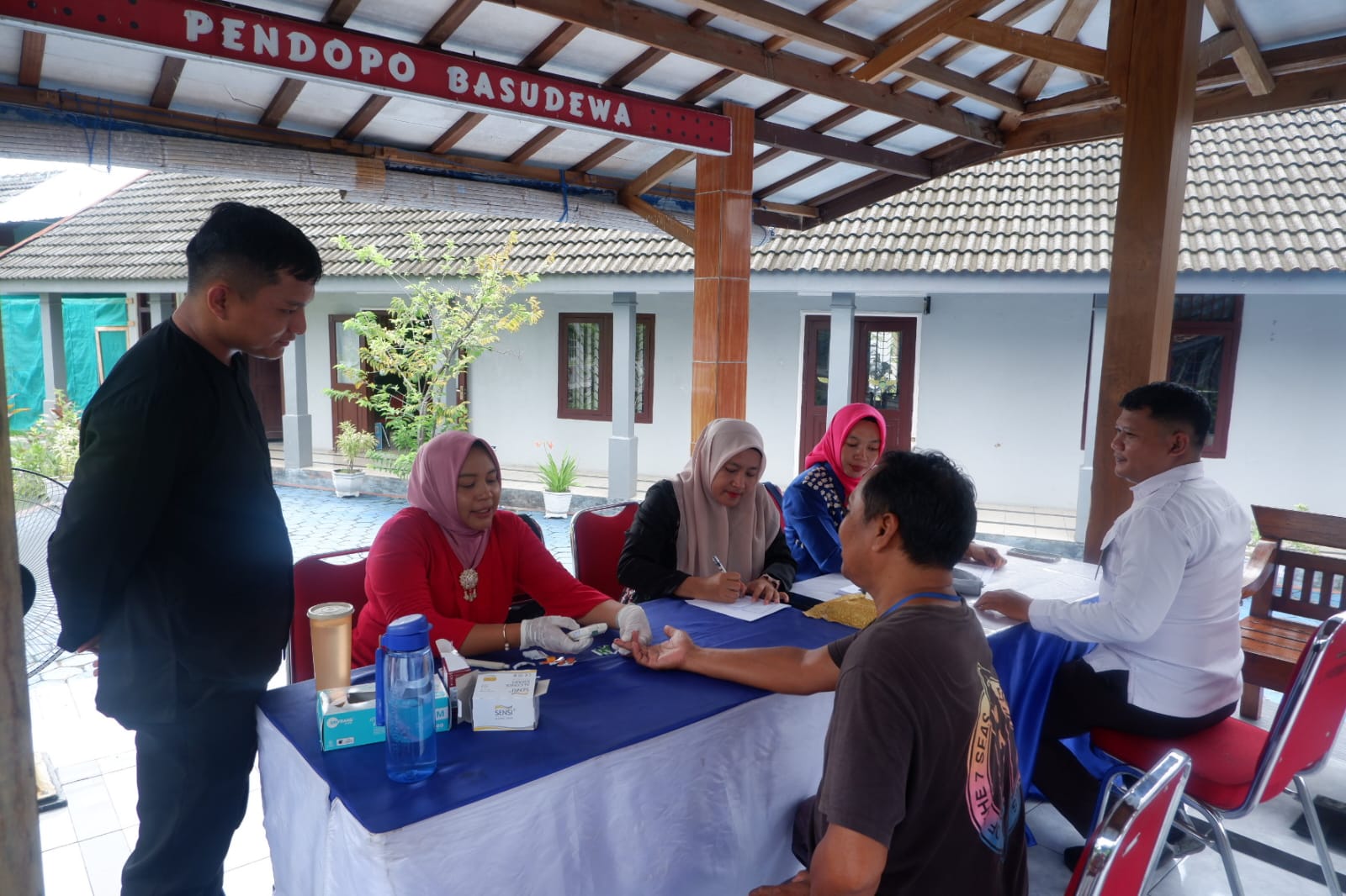 CEK KESEHATAN &ndash; Petugas Kesehatan melakukan pemerisaan warga binaan dan petugas lapas Purwodadi di pemeriksaan kesehatan gratis, kemarin.