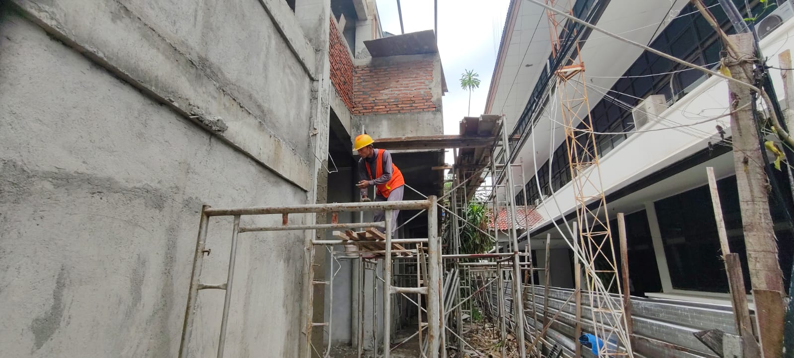 TETAP DILANJUTKAN &ndash; Pekerja sedang melakukan pekerjaan gedung Riptaloka Setda Grobogan tahap pertama tahun 2025, Kamis (13/11)