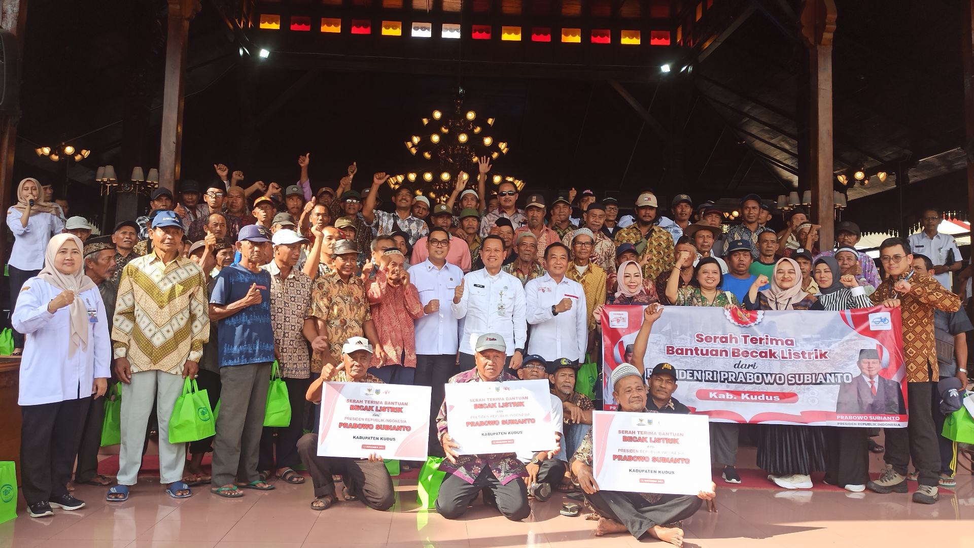 Bupati Kudus, Sam&rsquo;ani Intakoris, berfoto bersama para penerima bantuan becak listrik dari Presiden Prabowo Subianto usai penyerahan secara simbolis di Pendapa Kabupaten Kudus, Rabu (12/11/2025).