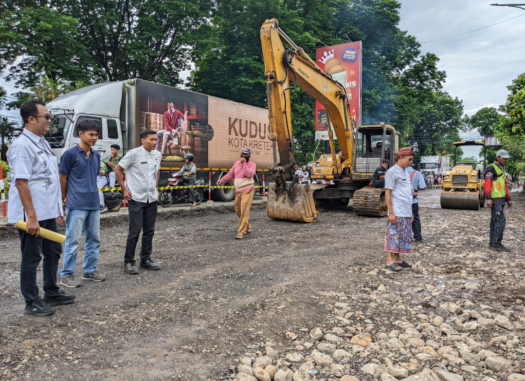 CEK LOKASI: Kabid Bina Marga Dinas PUPR Kudus, Harry Wibowo meninjau progres perbaikan Jalan R. Agil Kusumadya, Kamis (13/11). (ANDIKA TRISNA SAPUTRA/RADAR KUDUS)
