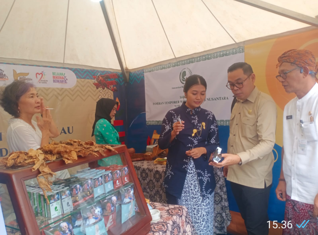 KOLEKSI: Sekda Kudus, Revlisianto Subekti (pakai blangkon) melihat stan komunitas kretek dan pelaku ekonomi kreatif, Kamis (13/11). (ANDIKA TRISNA SAPUTRA/RADAR KUDUS)