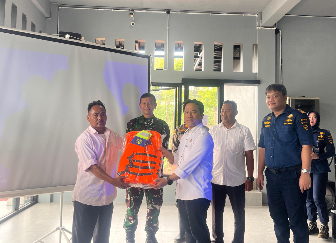 ALHAMDULILLAH: Driver Speedboat menerima jaket pelampung dan lolos uji kecakapan di Bendung Logung, Kamis (13/11). (ANDIKA TRISNA SAPUTRA/RADAR KUDUS)