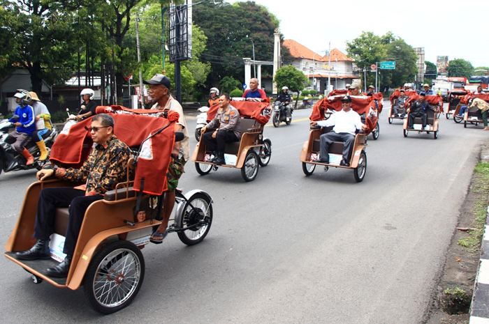 UJI COBA: Becak listrik bantuan dari Presiden Prabowo mengangkut tamu dari pemerintah pusat (kiri), Bupati Rembang Harno (baju putih), hingga kapolres dan sekda kemarin.