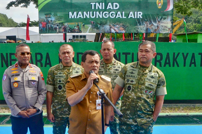 Gubernur&nbsp; Ahmad Luthfi&nbsp;saat mendampingi Kepala Staf TNI Angkatan Darat (KSAD) Jenderal Maruli Simanjuntak meresmikan Pompa Hidraulic Ram (Hidram) TNI Manunggal Air Pertanian di Banyumas.