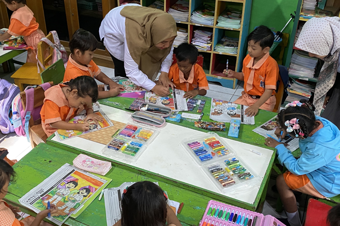 SEMANGAT: Anak-anak TK Panti Asih Banjarejo mewarnai bersama-sama di ruang kelas.