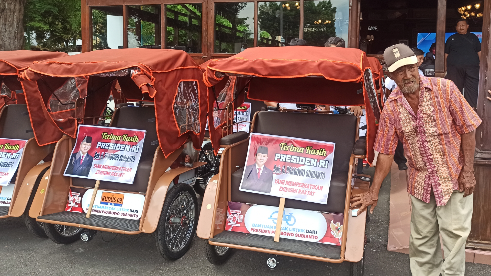 Salah Satu penerima Bantuan Becak Listrik , Suyono