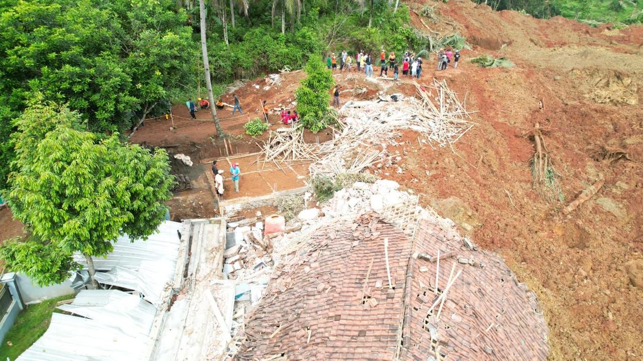Upaya pencarian korban longsor di Dusun Tarukan dan Dusun Cibuyut, Desa Cibeunying, Kecamatan Majenang, Kabupaten Cilacap, masih berlangsung intensif setelah bencana terjadi pada Kamis (13/11/2025).
