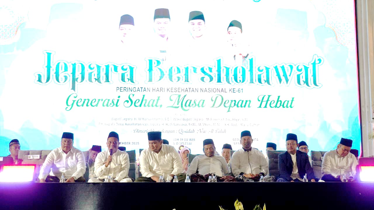 ADEM: Peringatan HKN di Jepara ditutup dengan berselawat di Gedung Wanita Jepara, Rabu (12/11) malam.