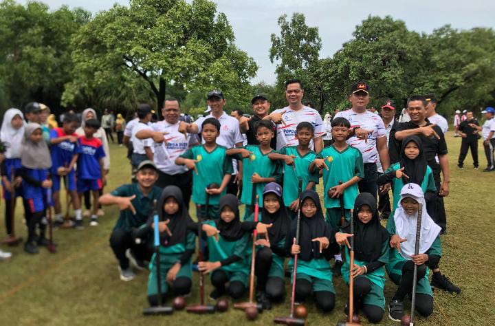 BIBIT UNGGUL: Para atlet woodball cilik SDN 2 Bugel foto bersama Forkopimda Jepara.