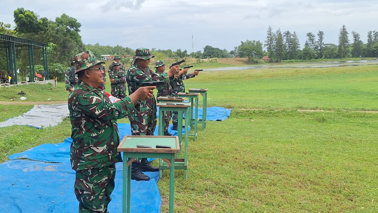 LATBAKJATRI: Prajurit Kodim 0717/Grobogan saat latihan tembak.