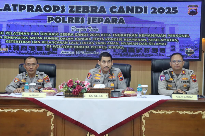 Kapolres Jepara AKBP Erick Budi Santoso memimpin kegiatan&nbsp;Latihan Pra Operasi (Latpraops) Zebra Candi 2025 di aula Mapolres, Kamis (13/11/2025).