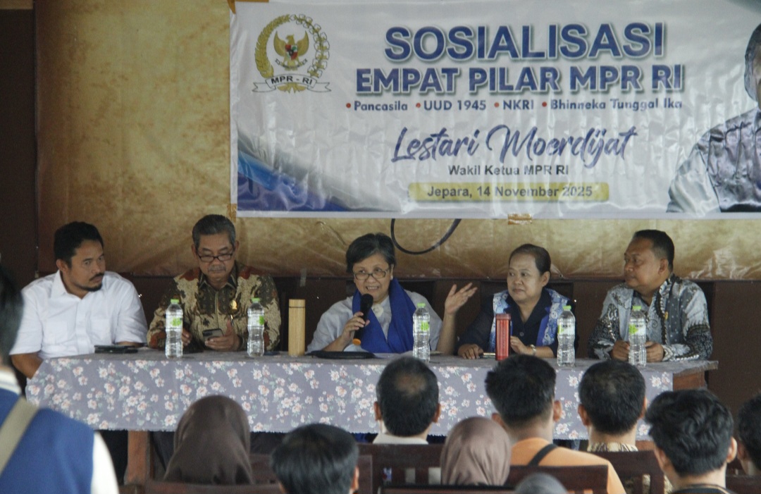 PEDULI: Lestari Moerdijat berikan pantikan kepada para buruh dalam acara sosialisasi empat pilar pada Jumat (14/11).