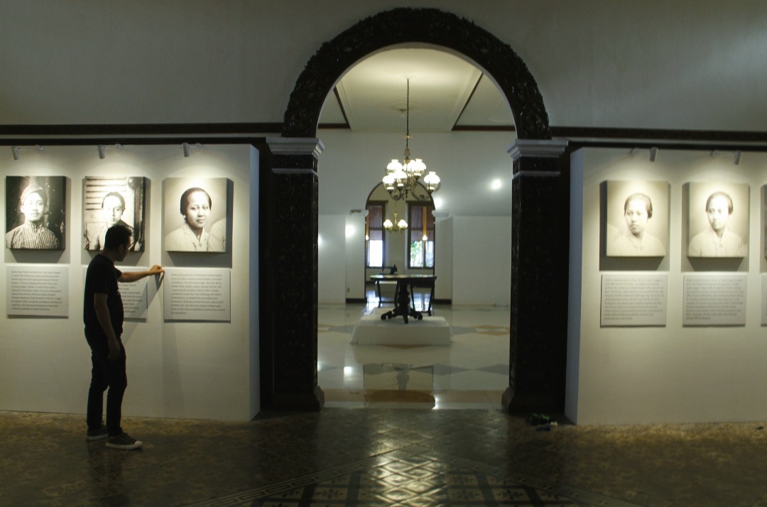 LEBIH HIDUP: Project Manajer Museum Kartini, Ikhwan Syaefulloh tengah mengecek persiapan peresmian Museum Kartini Jumat (14/11) sore.