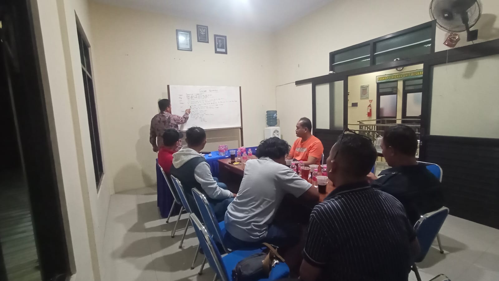 DIAMANKAN: Polisi melakukan pemeriksaan kepada tersangka pencurian.