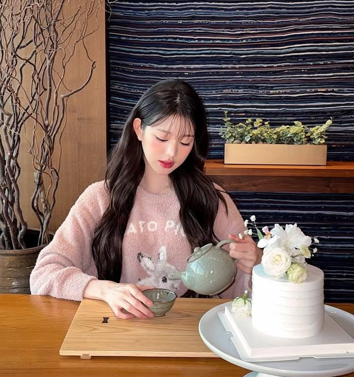 Potret idol kpop, Jang Wonyoung yang sedang berada sebuah cafe