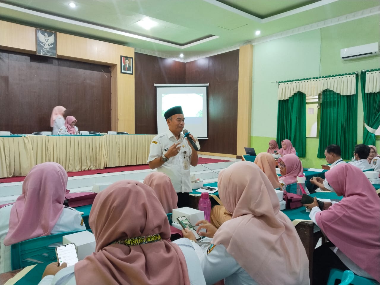 SOSIALISASI PROGRAM: Bidang Pembinaan SMP Dindikpora Rembang melaksanakan sosialisasi persiapan TKA.