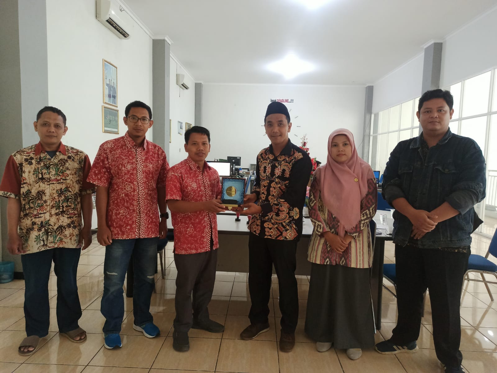 Dekan Fakultas Dakwah dan Pengembangan Masyarakat IPMAFA, Isyrokh Fuaidi, LL.M. menyerahkan cenderamata dari kampus IPMAFA Pati kepada General Manager, Zainal Abidin